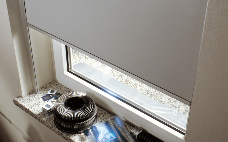 graues Verdunkelungsrollo